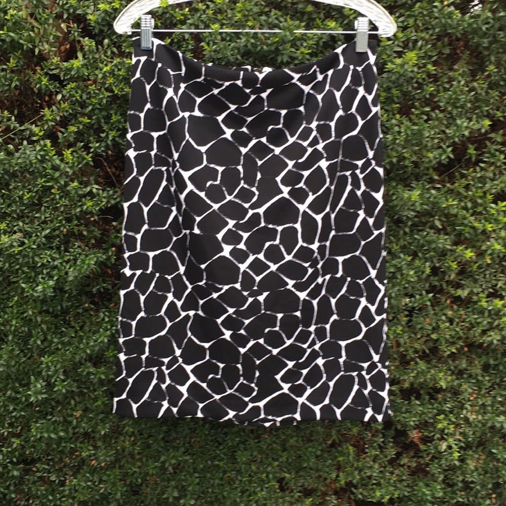 Pencil skirt. Giraffe print.